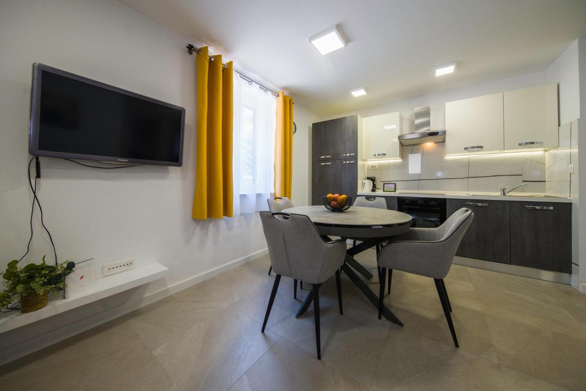 A-more Apartment Split
